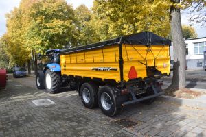 Duża żółta przyczepa ciągnikowa - ujęcie z boku pojazdu