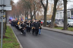 Relacja z obchodów Święta Niepodległości (przemarsz orszaku, Msza Św., złożenie kwiatów przy pomniku)