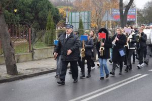 Relacja z obchodów Święta Niepodległości (przemarsz orszaku, Msza Św., złożenie kwiatów przy pomniku)