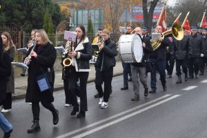 Relacja z obchodów Święta Niepodległości (przemarsz orszaku, Msza Św., złożenie kwiatów przy pomniku)