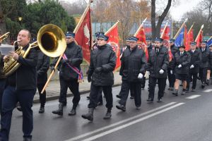 Relacja z obchodów Święta Niepodległości (przemarsz orszaku, Msza Św., złożenie kwiatów przy pomniku)