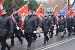 Relacja z obchodów Święta Niepodległości (przemarsz orszaku, Msza Św., złożenie kwiatów przy pomniku)