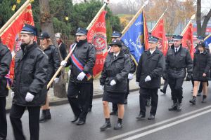 Relacja z obchodów Święta Niepodległości (przemarsz orszaku, Msza Św., złożenie kwiatów przy pomniku)