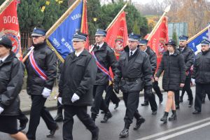 Relacja z obchodów Święta Niepodległości (przemarsz orszaku, Msza Św., złożenie kwiatów przy pomniku)