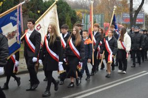 Relacja z obchodów Święta Niepodległości (przemarsz orszaku, Msza Św., złożenie kwiatów przy pomniku)