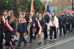 Relacja z obchodów Święta Niepodległości (przemarsz orszaku, Msza Św., złożenie kwiatów przy pomniku)