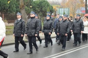 Relacja z obchodów Święta Niepodległości (przemarsz orszaku, Msza Św., złożenie kwiatów przy pomniku)