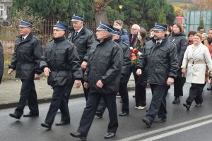 Relacja z obchodów Święta Niepodległości (przemarsz orszaku, Msza Św., złożenie kwiatów przy pomniku)