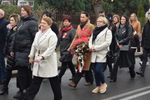Relacja z obchodów Święta Niepodległości (przemarsz orszaku, Msza Św., złożenie kwiatów przy pomniku)