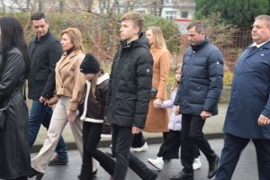 Relacja z obchodów Święta Niepodległości (przemarsz orszaku, Msza Św., złożenie kwiatów przy pomniku)