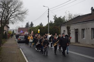 Relacja z obchodów Święta Niepodległości (przemarsz orszaku, Msza Św., złożenie kwiatów przy pomniku)