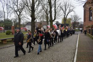 Relacja z obchodów Święta Niepodległości (przemarsz orszaku, Msza Św., złożenie kwiatów przy pomniku)