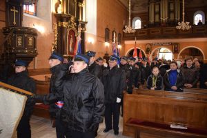 Relacja z obchodów Święta Niepodległości (przemarsz orszaku, Msza Św., złożenie kwiatów przy pomniku)