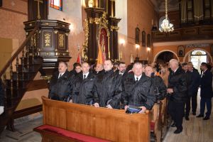 Relacja z obchodów Święta Niepodległości (przemarsz orszaku, Msza Św., złożenie kwiatów przy pomniku)