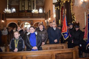 Relacja z obchodów Święta Niepodległości (przemarsz orszaku, Msza Św., złożenie kwiatów przy pomniku)