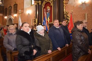 Relacja z obchodów Święta Niepodległości (przemarsz orszaku, Msza Św., złożenie kwiatów przy pomniku)