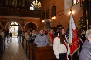 Relacja z obchodów Święta Niepodległości (przemarsz orszaku, Msza Św., złożenie kwiatów przy pomniku)