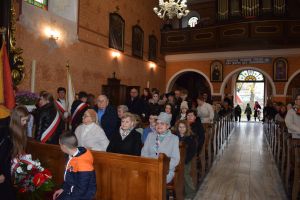 Relacja z obchodów Święta Niepodległości (przemarsz orszaku, Msza Św., złożenie kwiatów przy pomniku)