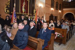 Relacja z obchodów Święta Niepodległości (przemarsz orszaku, Msza Św., złożenie kwiatów przy pomniku)