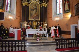 Relacja z obchodów Święta Niepodległości (przemarsz orszaku, Msza Św., złożenie kwiatów przy pomniku)