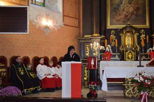 Relacja z obchodów Święta Niepodległości (przemarsz orszaku, Msza Św., złożenie kwiatów przy pomniku)