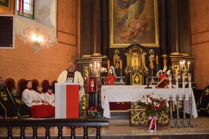 Relacja z obchodów Święta Niepodległości (przemarsz orszaku, Msza Św., złożenie kwiatów przy pomniku)