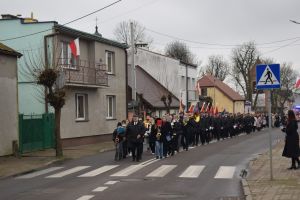 Relacja z obchodów Święta Niepodległości (przemarsz orszaku, Msza Św., złożenie kwiatów przy pomniku)