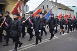 Relacja z obchodów Święta Niepodległości (przemarsz orszaku, Msza Św., złożenie kwiatów przy pomniku)