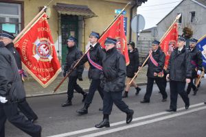 Relacja z obchodów Święta Niepodległości (przemarsz orszaku, Msza Św., złożenie kwiatów przy pomniku)