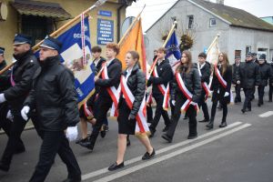 Relacja z obchodów Święta Niepodległości (przemarsz orszaku, Msza Św., złożenie kwiatów przy pomniku)