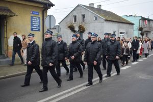Relacja z obchodów Święta Niepodległości (przemarsz orszaku, Msza Św., złożenie kwiatów przy pomniku)