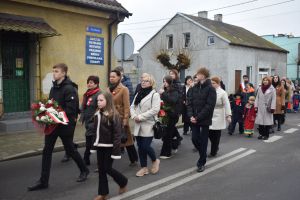 Relacja z obchodów Święta Niepodległości (przemarsz orszaku, Msza Św., złożenie kwiatów przy pomniku)