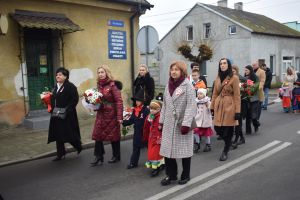 Relacja z obchodów Święta Niepodległości (przemarsz orszaku, Msza Św., złożenie kwiatów przy pomniku)