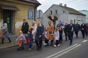 Relacja z obchodów Święta Niepodległości (przemarsz orszaku, Msza Św., złożenie kwiatów przy pomniku)