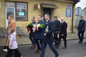 Relacja z obchodów Święta Niepodległości (przemarsz orszaku, Msza Św., złożenie kwiatów przy pomniku)