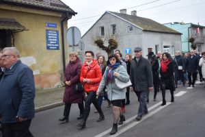 Relacja z obchodów Święta Niepodległości (przemarsz orszaku, Msza Św., złożenie kwiatów przy pomniku)