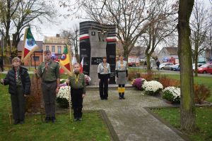 Relacja z obchodów Święta Niepodległości (przemarsz orszaku, Msza Św., złożenie kwiatów przy pomniku)