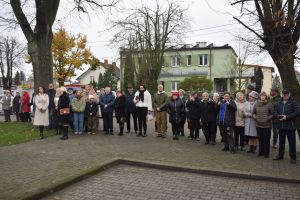 Relacja z obchodów Święta Niepodległości (przemarsz orszaku, Msza Św., złożenie kwiatów przy pomniku)