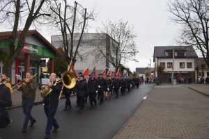 Relacja z obchodów Święta Niepodległości (przemarsz orszaku, Msza Św., złożenie kwiatów przy pomniku)