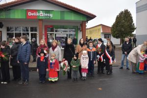 Relacja z obchodów Święta Niepodległości (przemarsz orszaku, Msza Św., złożenie kwiatów przy pomniku)