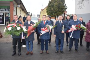 Relacja z obchodów Święta Niepodległości (przemarsz orszaku, Msza Św., złożenie kwiatów przy pomniku)