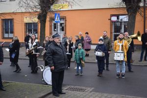 Relacja z obchodów Święta Niepodległości (przemarsz orszaku, Msza Św., złożenie kwiatów przy pomniku)