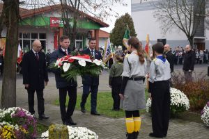 Relacja z obchodów Święta Niepodległości (przemarsz orszaku, Msza Św., złożenie kwiatów przy pomniku)