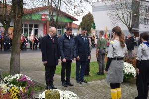 Relacja z obchodów Święta Niepodległości (przemarsz orszaku, Msza Św., złożenie kwiatów przy pomniku)