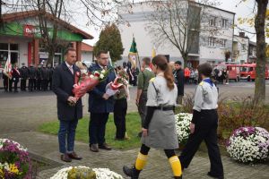 Relacja z obchodów Święta Niepodległości (przemarsz orszaku, Msza Św., złożenie kwiatów przy pomniku)
