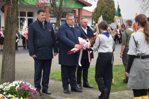 Relacja z obchodów Święta Niepodległości (przemarsz orszaku, Msza Św., złożenie kwiatów przy pomniku)