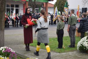 Relacja z obchodów Święta Niepodległości (przemarsz orszaku, Msza Św., złożenie kwiatów przy pomniku)