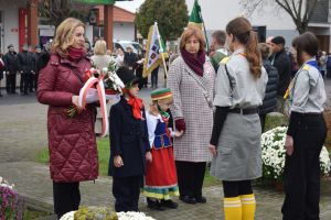 Relacja z obchodów Święta Niepodległości (przemarsz orszaku, Msza Św., złożenie kwiatów przy pomniku)
