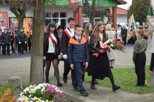 Relacja z obchodów Święta Niepodległości (przemarsz orszaku, Msza Św., złożenie kwiatów przy pomniku)