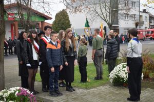 Relacja z obchodów Święta Niepodległości (przemarsz orszaku, Msza Św., złożenie kwiatów przy pomniku)